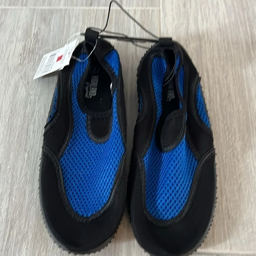 Kids Unisex blue & black water shoes size 2 Youth mesh